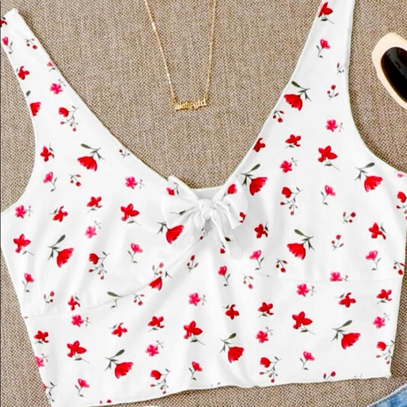 Size: M.    Floral cropped tank top - Picture 1 of 1